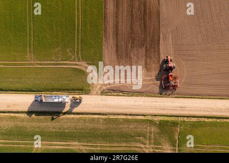 Fotografia dei droni di macchinari agricoli pronti per il lavoro durante la giornata di primavera. Foto Stock