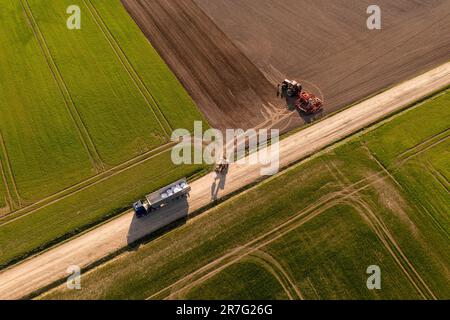 Fotografia dei droni di macchinari agricoli pronti per il lavoro durante la giornata di primavera. Foto Stock