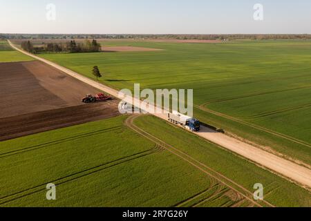 Fotografia dei droni di macchinari agricoli pronti per il lavoro durante la giornata di primavera. Foto Stock