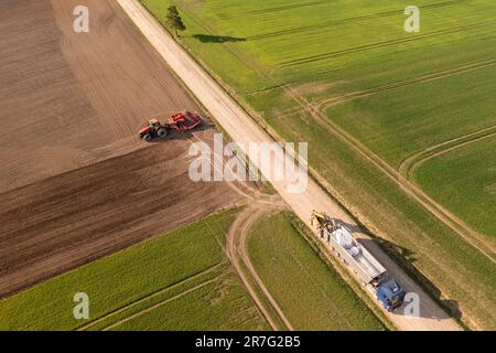 Fotografia dei droni di macchinari agricoli pronti per il lavoro durante la giornata di primavera. Foto Stock