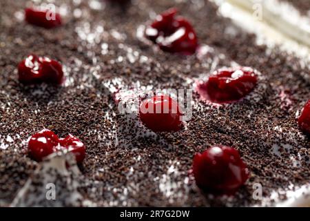Processo di preparazione di una torta Napoleone con semi di papavero e ciliegie. Primo piano Foto Stock