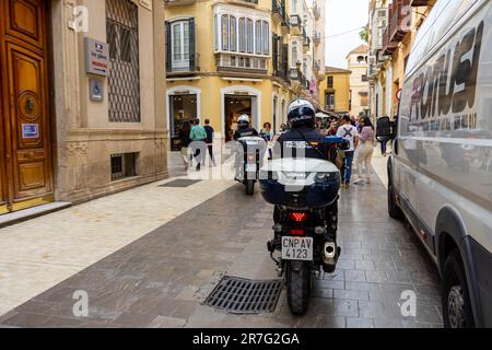 MALAGA, SPAGNA - 20 MAGGIO 2023: Poliziotto sul motociclo pattugliamento centro storico a Malaga, Spagna il 20 maggio 2023 Foto Stock