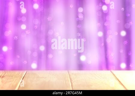 Sfondo sfocato tavolo in legno o pavimento in legno con astratto rosa e lilla bokeh sfondo per prodotto display.Christmas pastello sfondo.tazza lampeggiante Foto Stock