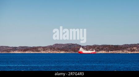 La nave Fish Carrier con scafo rosso naviga nel Mare di Norvegia in una giornata di sole, foto panoramica Foto Stock