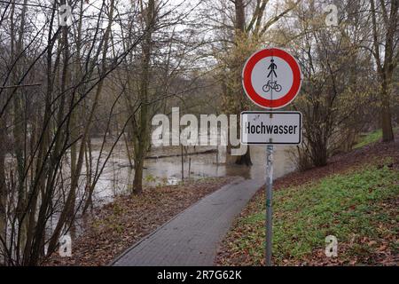 Un segnale di avvertimento mette in guardia contro le inondazioni del fiume Lahn a Marburg, Assia, Germania Foto Stock