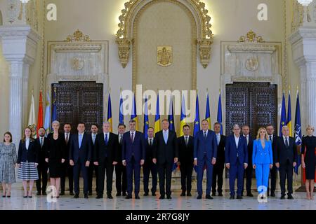 Bucarest, Romania. 15th giugno, 2023. Il nuovo primo ministro rumeno Marcel Ciolacu (6th L, fronte) e i suoi membri del gabinetto posano con il presidente Klaus Iohannis (C, fronte) dopo una cerimonia di giuramento al Palazzo Cotroceni a Bucarest, Romania, il 15 giugno 2023. Il nuovo governo rumeno guidato da Marcel Ciolacu ha vinto il voto di investitura in Parlamento con un sostegno schiacciante giovedì. Credit: Cristian Cristel/Xinhua/Alamy Live News Foto Stock