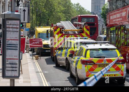 Servizi di emergenza in caso di incidente a Whitehall, Westminster, Londra, Regno Unito. Polizia, ambulanza, vigili del fuoco tutti presenti. Con nastro adesivo Foto Stock
