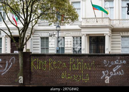 Graffiti al di fuori dell'Ambasciata della Repubblica islamica dell'Iran, Londra protestando a sostegno del popolo curdo. Re Mohammad Reza Pahlavi riferimento Foto Stock