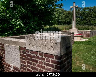 Il Devonshire Cemetery segna la posizione di una trincea britannica che trascurava le posizioni tedesche durante la prima guerra mondiale il primo giorno della battaglia della somme Foto Stock