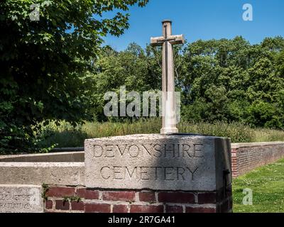 Il Devonshire Cemetery segna la posizione di una trincea britannica che trascurava le posizioni tedesche durante la prima guerra mondiale il primo giorno della battaglia della somme Foto Stock