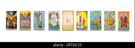 Lodz Polonia Giugno 11 2023 Set di carte Tarocchi, arcani maggiori degli amanti, Stella, Mago e Diavolo isolato su sfondo bianco. Foto Stock