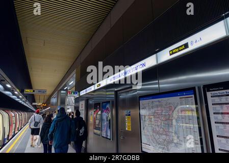 Stazione della metropolitana di Battersea Power Station sulla Northern Line della metropolitana di Londra. Nuova stazione. Passeggeri e treno Foto Stock