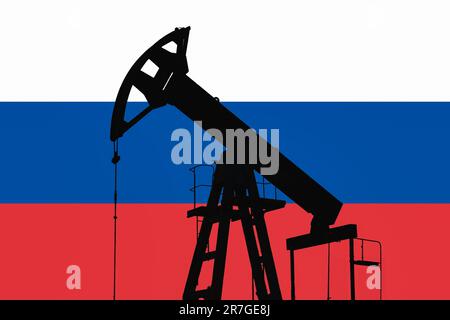 Silhouette pompa olio contro bandiera tricolore Russia. Concetto di estrazione mineraria Foto Stock