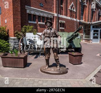 L'immagine è dei cimeli della prima guerra mondiale all'esterno del museo e della chiesa della basilica di Notre Daue de Brebieres nella piazza della città di Albert Foto Stock