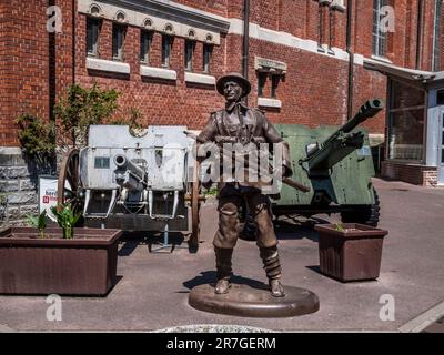 L'immagine è dei cimeli della prima guerra mondiale all'esterno del museo e della chiesa della basilica di Notre Daue de Brebieres nella piazza della città di Albert Foto Stock