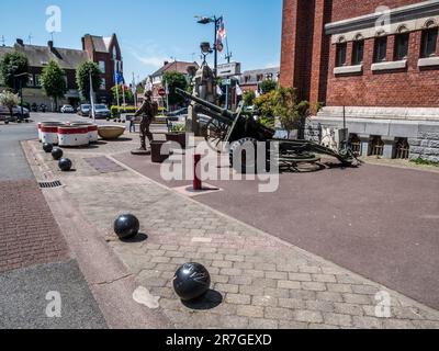 L'immagine è dei cimeli della prima guerra mondiale all'esterno del museo e della chiesa della basilica di Notre Daue de Brebieres nella piazza della città di Albert Foto Stock