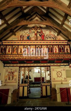 Interno, la chiesa di St Teilo, il museo di St Fagans - il museo nazionale di storia del Galles, Cardiff. Data di inizio giugno 2023. Sain Ffagan Amgueddfa Werin Cymru Foto Stock
