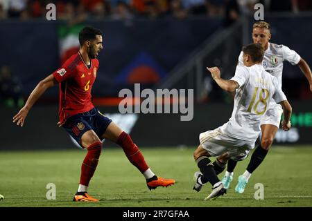 ENSCHEDE - (lr) Mikel Merino di Spagna, Nicolo Barella d'Italia durante la semifinale della UEFA Nations League tra Spagna e Italia allo Stadion De Grolsch veste il 15 giugno 2023 a Enschede, Paesi Bassi. ANP MAURICE VAN STEEN olanda fuori - belgio fuori Foto Stock