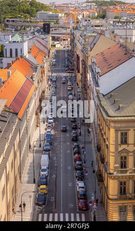 PRAGA, REPUBBLICA CECA, EUROPA - Vista dall'alto della strada con auto parcheggiate. Foto Stock