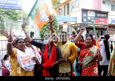 Kolkata, India. 15th giugno, 2023. 15 giugno 2023, Kolkata, India: I sostenitori del Bharatiya Janata Party (BJP) protestano al di fuori della Commissione elettorale del Bengala Occidentale, contro il Congresso Trinamool, alleato di obbedire alla presentazione di pedine per i sondaggi panchayat da parte dei candidati del Bharatiya Janata Party. Il 15 giugno 2023, Kolkata, India. (Foto di Dipa Chakraborty/Eyepix Group). Credit: Eyepix Group/Alamy Live News Foto Stock