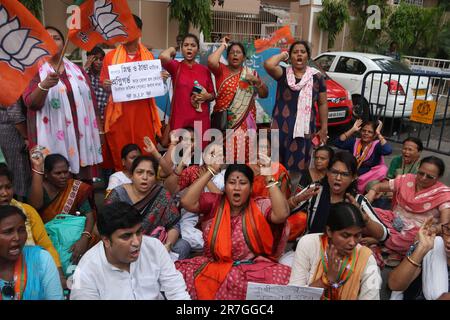 Kolkata, India. 15th giugno, 2023. I sostenitori del Bharatiya Janata Party (BJP) protestano al di fuori della Commissione elettorale del Bengala Occidentale, contro il Congresso Trinamool si alleò per la compilazione dei pedaggi di nomina per i sondaggi di panchayat da parte dei candidati del Bharatiya Janata Party. Il 15 giugno 2023, Kolkata, India. (Credit Image: © Dipa Chakraborty/eyepix via ZUMA Press Wire) SOLO PER USO EDITORIALE! Non per USO commerciale! Foto Stock