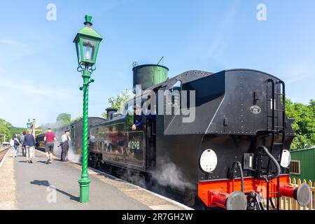 Treno a vapore sulla piattaforma, Isle of Wight Steam Railway (stazione di Havenstreet), Havenstreet, Isle of Wight, Inghilterra, Regno Unito Foto Stock