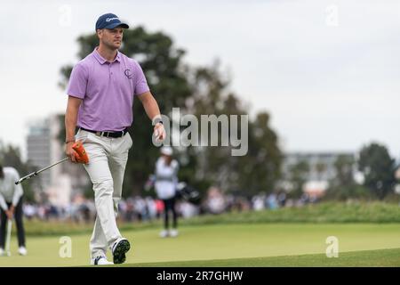 Los Angeles, Stati Uniti. 15th giugno, 2023. Golf: US Open, single maschile, 1st° turno: Martin Kaymer in Germania cammina nel verde. Credit: Maximilian Haupt/dpa/Alamy Live News Foto Stock