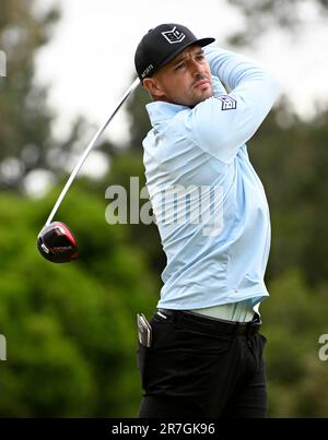 Los Angeles, Stati Uniti. 15th giugno, 2023. Bryson DeChambeau passa attraverso il tee 18th durante il primo round del 2023 US Aperto al Los Angeles Country Club di Los Angeles giovedì 15 giugno 2023. Foto di Alex Gallardo/UPI Credit: UPI/Alamy Live News Foto Stock