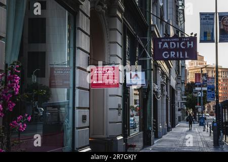 San Francisco, CA, Stati Uniti. Aprile 02 2023 : i cartelli che reclutano gli uffici di noleggio si distinguono per il distretto finanziario di San Francisco. Foto Stock