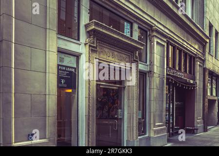 San Francisco, CA, Stati Uniti. Aprile 02 2023 : i cartelli che reclutano gli uffici di noleggio si distinguono per il distretto finanziario di San Francisco. Foto Stock