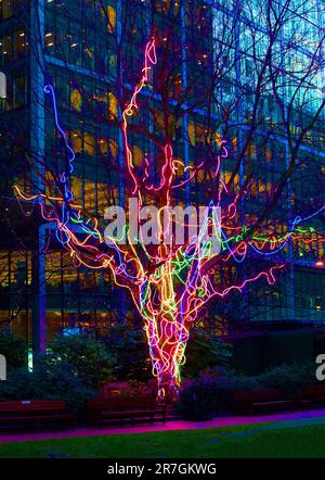 The Neon Tree Artwork di Hawthorn, parte del Winter Lights Festival di Canary Wharf, gennaio 2020 Foto Stock