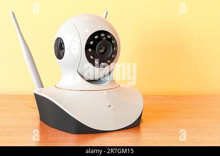 Telecamera IP sul tavolo di legno. Rendering 3D Foto Stock