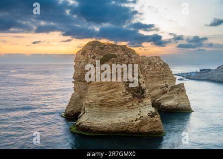 Raouche o piccioni rocce mare panorama in un tramonto, Beirut, Libano Foto Stock