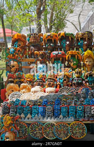Maschere Maya e manufatti in vendita a Chichen Itza, Yucatan, Penisola dello Yucatan, Messico. Foto Stock