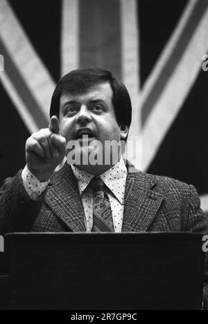 Martin Webster del fronte Nazionale in un incontro dopo marzo attraverso Birmingham sobborgo di Walsall North durante una by-elezione locale. Walsall, Birmingham, Inghilterra circa 1976. 1970S REGNO UNITO HOMER SYKES Foto Stock