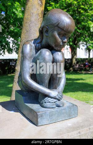 Statua di bronzo 'girla' di Robert Thomas (1926-1999) nei Giardini di Gorsedd, Cathays Park, Cardiff, Galles Foto Stock