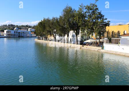 Tavira, Portogallo - 20 ottobre 2022: Vista della città di Tavira con il suo bel fiume Gilao e le facciate antiche Foto Stock