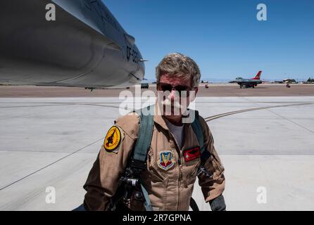 Jim Schreiner, pilota/controllore civile della QF-16, prefigura una QF-16 prima di una prova di vestiario con equipaggio di un test missilistico su una QF-16 alla base dell'aeronautica di Holloman, New Mexico. (STATI UNITI Foto Air Force di Tech. SGT. Perry Aston) Foto Stock