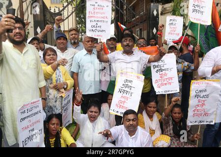 Kolkata, India. 15th giugno, 2023. I sostenitori del Bharatiya Janata Party (BJP) protestano al di fuori della Commissione elettorale del Bengala Occidentale, contro il Congresso Trinamool si alleò per la compilazione dei pedaggi di nomina per i sondaggi di panchayat da parte dei candidati del Bharatiya Janata Party. Il 15 giugno 2023, Kolkata, India. (Credit Image: © Dipa Chakraborty/eyepix via ZUMA Press Wire) SOLO PER USO EDITORIALE! Non per USO commerciale! Foto Stock