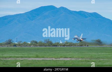 Lt. Col. Martin Meyer, direttore del volo di prova al settore aerospaziale e di manutenzione Gruppo di rigenerazione, Ariz., decolla in un ricostruito F-16 Falcon da Davis-Monthan Air Force Base di Cecil Field, a Jacksonville, Fl., così il velivolo può essere modificato in un QF-16. Utilizzando il QF-16 come un bersaglio antenna dà il warfighter più realistica di un vero e proprio mondo missione profilo. (U.S. Air Force foto di Tech. Sgt. Perry Aston) Foto Stock