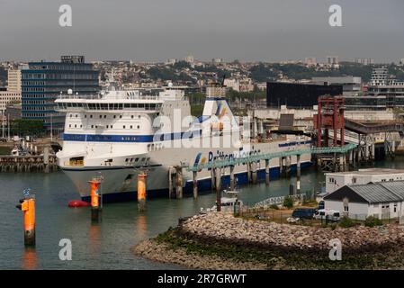 Le Havre, Francia settentrionale, Europa. 2023. Traghetto roll-on roll-off con ponte aperto ormeggiato nel porto di le Havre, Francia, Europa. Foto Stock