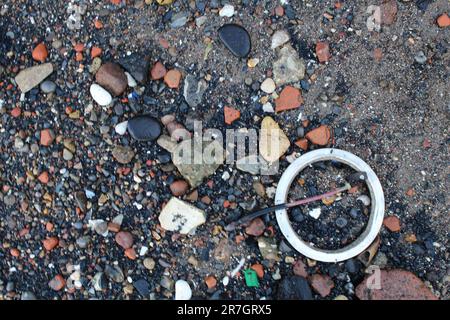 L'inquinamento lavato assicura sulla spiaggia - danni ambientali alla fauna selvatica e al suo ecosistema - a Londra lungo il Tamigi Foto Stock