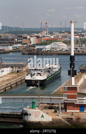 Le Harve, Francia settentrionale, Europa. 2023. Nave cisterna interna a propulsione ibrida con partenza dal porto di le Harve, Francia settentrionale. Foto Stock