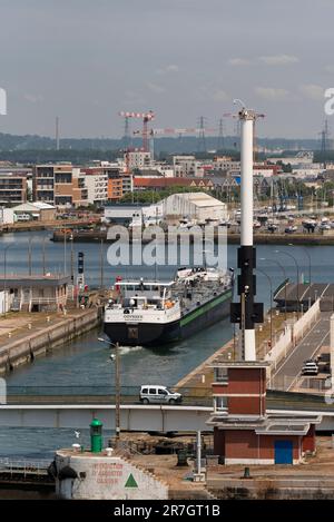 Le Harve, Francia settentrionale, Europa. 2023. Nave cisterna interna a propulsione ibrida con partenza dal porto di le Harve, Francia settentrionale. Foto Stock