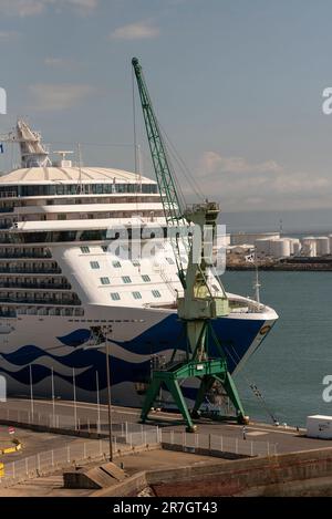 Le Harve, Francia settentrionale, Europa. 2023. Nave Criuse e gru dipinta di verde accanto al molo nel terminal delle navi da crociera, le Harve, Francia settentrionale. Foto Stock