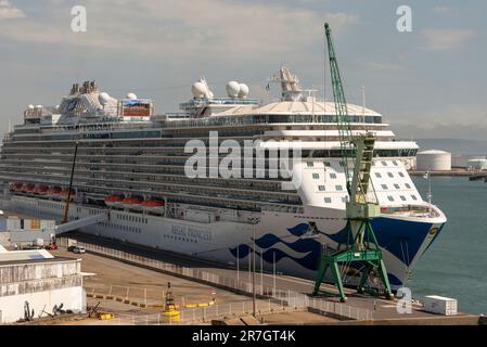 Le Harve, Francia settentrionale, Europa. 2023. Nave Criuse e gru dipinta di verde accanto al molo nel terminal delle navi da crociera, le Harve, Francia settentrionale. Foto Stock