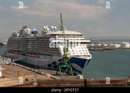 Le Harve, Francia settentrionale, Europa. 2023. Nave Criuse e gru dipinta di verde accanto al molo nel terminal delle navi da crociera, le Harve, Francia settentrionale. Foto Stock