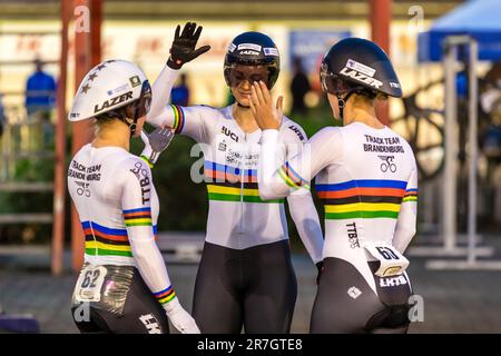 Cottbus, Germania. 15th giugno, 2023. I ciclisti di pista Emma Hinze (l-r), Lea-Sophie Friedrich e Pauline Grabosch del Track Cycling Team Brandenburg (tutti RSC Cottbus) si festeggiano prima della loro corsa finale nel team sprint ai Campionati di ciclismo tedesco 136th. Credit: Frank Hammerschmidt/dpa/Alamy Live News Foto Stock