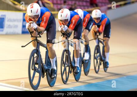 Cottbus, Germania. 15th giugno, 2023. Team Rad Net Oßwald i con gli atleti Theo Reinhardt, Nicola Heinrich, Benjamin Boos e Tobias Buck-Gramcko cavalcano all'oro nella squadra di 4000 metri di inseguimento ai campionati tedeschi di ciclismo su pista 138th a Cottbus. Credit: Frank Hammerschmidt/dpa/Alamy Live News Foto Stock