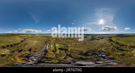 Visualizzazione panoramica a 360 gradi di vista panoramica aerea completa hdri 360 su campi agricoli e villaggi con nuvole in proiezione sferica equirettangolare, pronta per l'uso come cielo